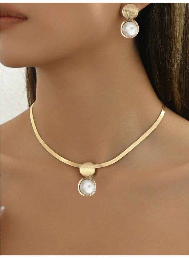 veya A Luxurious And Modern 3-Biece Accessory Set With A Gold Design – Necklace And Earrings With A Heart And Ornate Circle Design. - Image 1